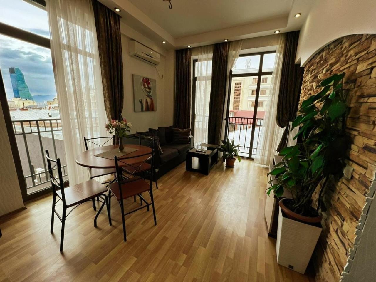 Cozy Apartment In The City Center Mtatsminda Tbilisi Esterno foto
